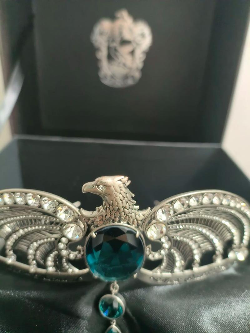 拉文克劳的冠冕是谁摧毁的