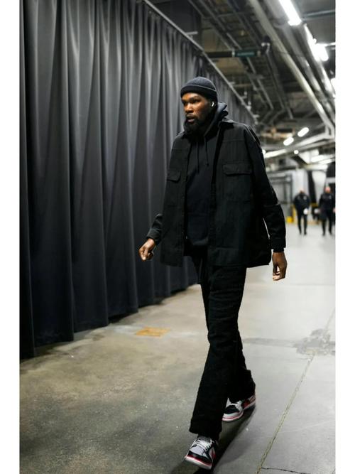 杜兰特12配什么裤子