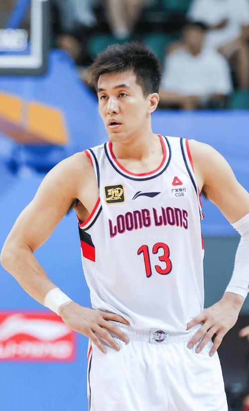 郭艾伦年薪多少