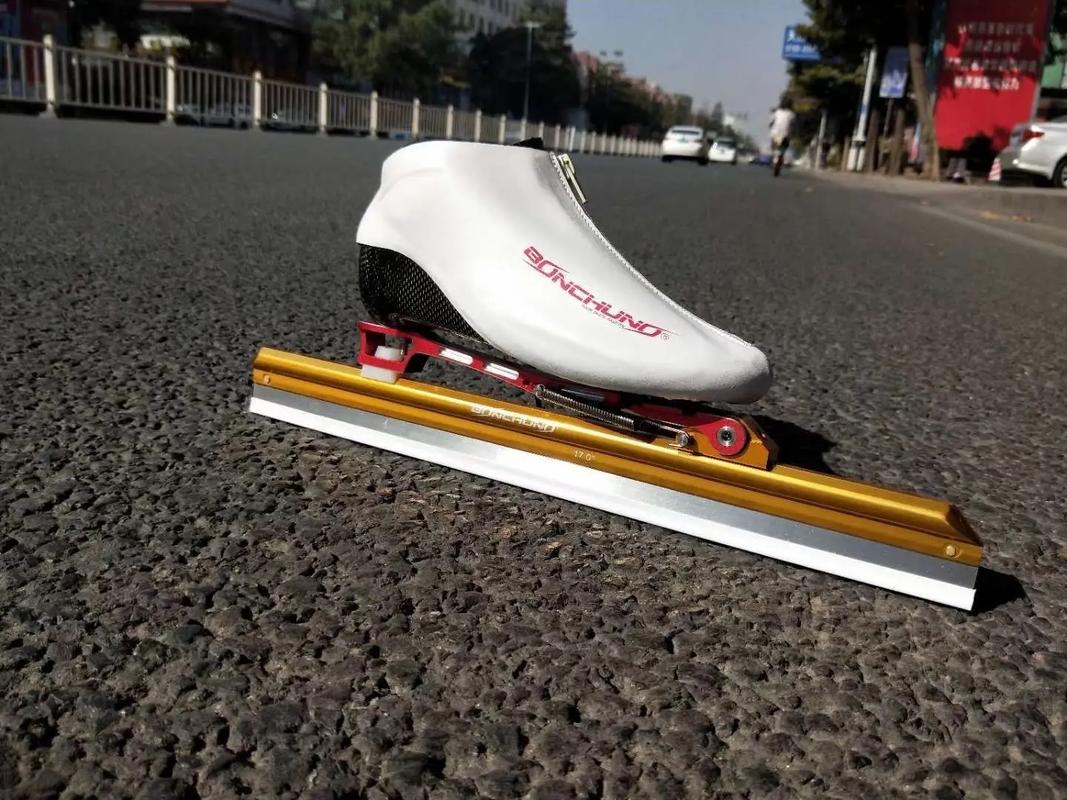 速度滑冰冰鞋与短道速滑冰鞋相比