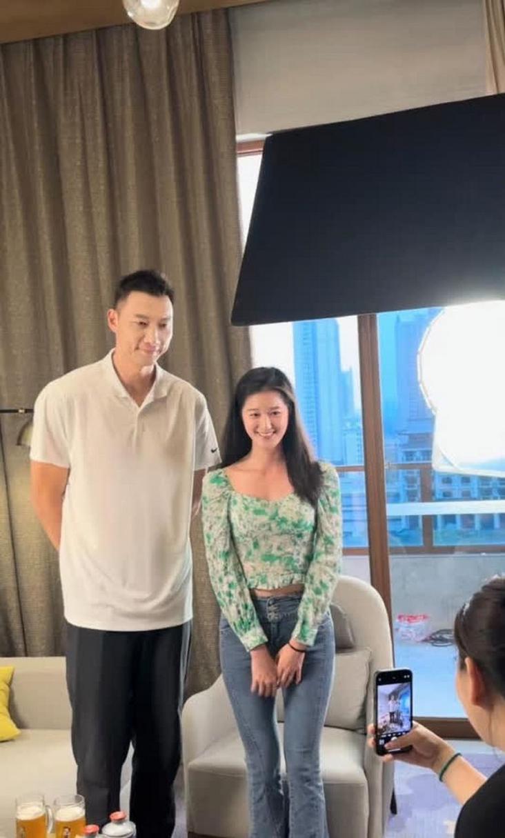 易建联身材对比