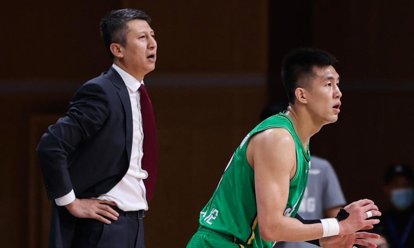 郭艾伦找郭士强看回放